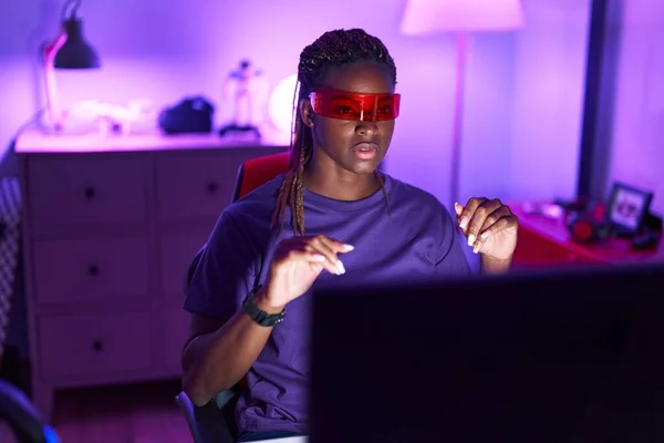Streamer Mujer Afroamericana Jugando Videojuegos Usando Gafas Realidad Virtual Sala —  Fotos de Stock