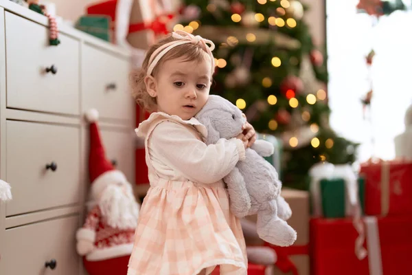 Adorable Chica Caucásica Sosteniendo Muñeca Pie Junto Árbol Navidad Casa —  Fotos de Stock