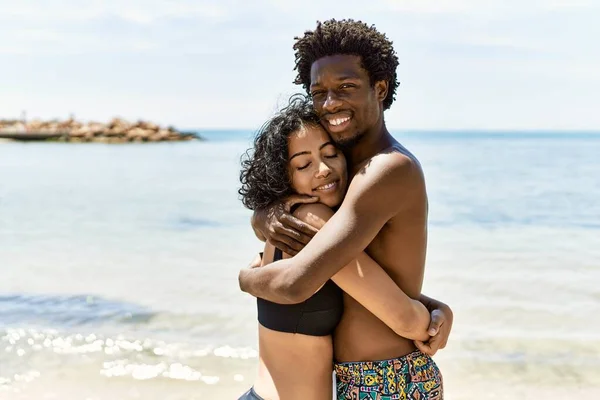 Νεαρό Διαφυλετικό Ζευγάρι Τουριστών Που Φορούν Μαγιό Αγκαλιασμένοι Στην Παραλία — Φωτογραφία Αρχείου