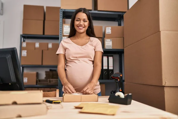 Young Latin Woman Pregnant Business Worker Prepare Package Order Office – stockfoto