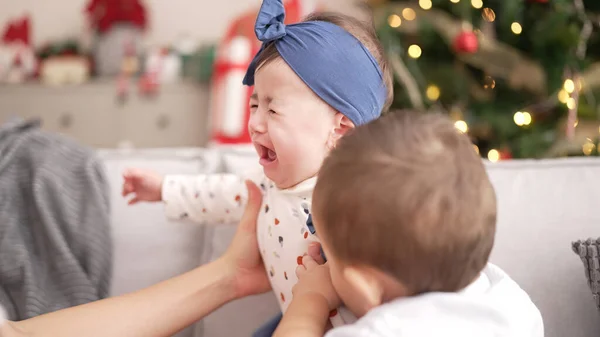 Due Bambini Seduti Sul Divano Vicino All Albero Natale Che — Foto Stock