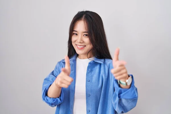 Mulher Chinesa Jovem Sobre Fundo Branco Apontando Dedos Para Câmera — Fotografia de Stock