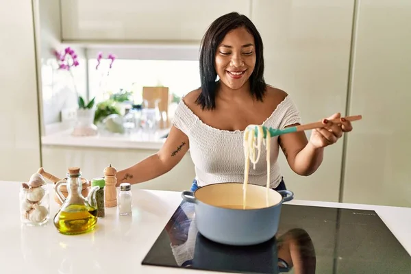 Hispanic Brunette Woman Cooking Spaghetti Kitchen — Zdjęcie stockowe
