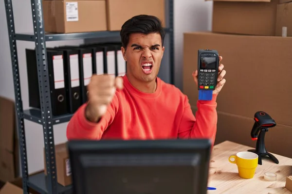 Hispanic Man Working Small Business Ecommerce Holding Dataphone Annoyed Frustrated — Fotografia de Stock