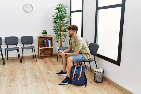 Young Arab Man Using Touchpad Sitting Chair Waiting Room — Stockfoto
