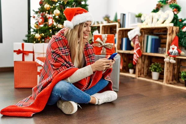 Young Blonde Woman Using Smartphone Sitting Christmas Tree Home — Photo