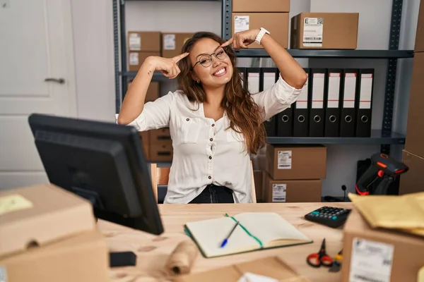 Young Hispanic Woman Working Small Business Ecommerce Smiling Pointing Head — Stock Photo, Image