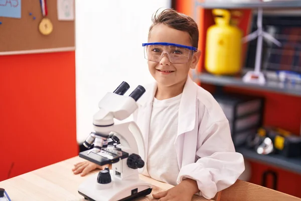Entzückende Hispanische Kleinkind Studentin Mit Mikroskop Klassenzimmer — Stockfoto