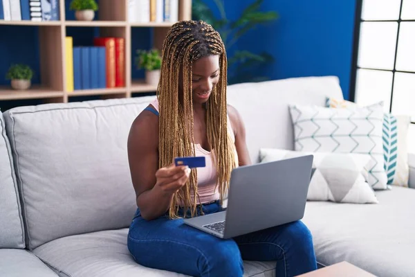 African American Woman Using Laptop Credit Card Sitting Sofa Home — Stock Photo, Image