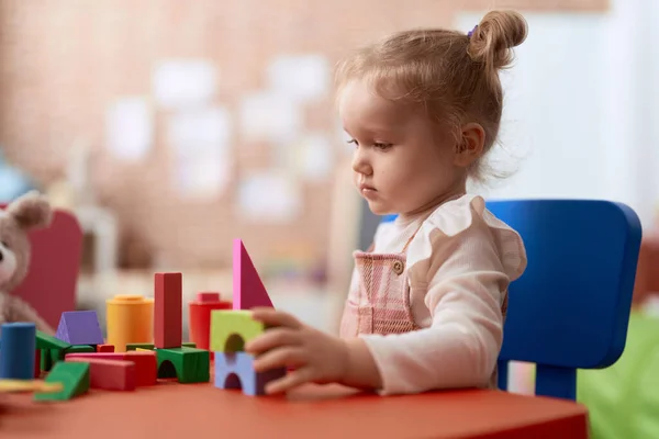 可爱的高加索女孩站在幼儿园玩建筑块 — 图库照片