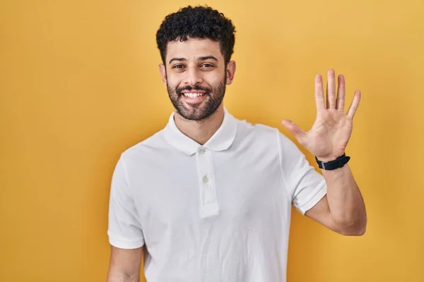 Arab Muž Stojící Nad Žlutým Pozadím Ukazuje Ukazuje Prsty Číslo — Stock fotografie