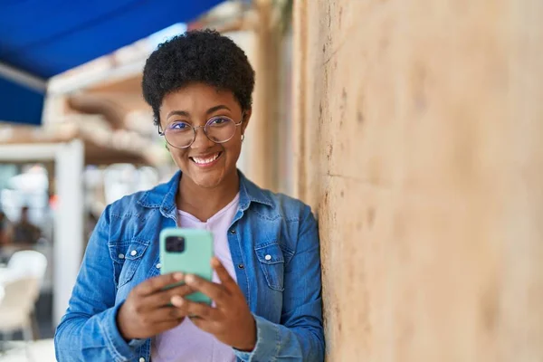 Afrikansk Amerikansk Kvinna Ler Säker Med Hjälp Smartphone Gatan — Stockfoto