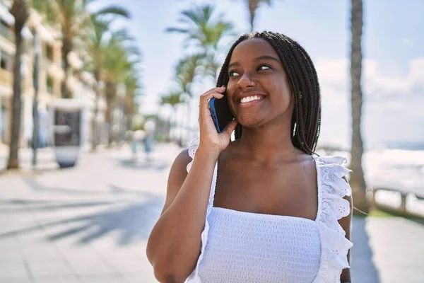 Jong Afrikaans Amerikaans Meisje Glimlachen Gelukkig Praten Smartphone Promenade — Stockfoto