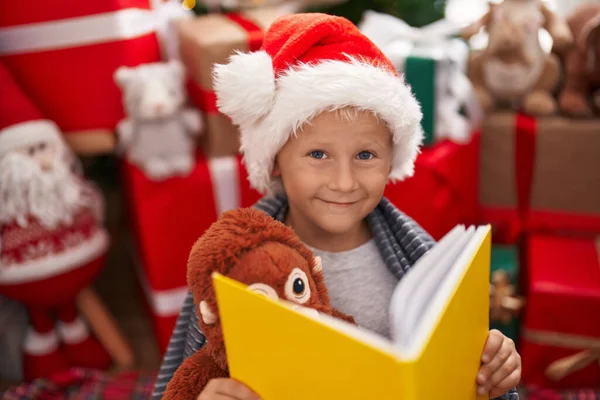 Bedårande Barn Läser Bok Sitter Vid Julgran Hemma — Stockfoto