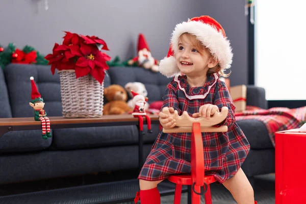 Sevimli Beyaz Kız Ren Geyikleriyle Oynuyor Evde Noel Süsüyle — Stok fotoğraf