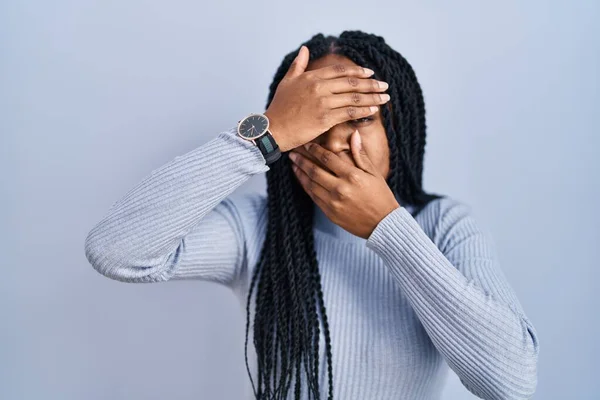 Donna Afroamericana Piedi Sopra Sfondo Blu Che Copre Gli Occhi — Foto Stock