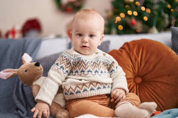 Αξιολάτρευτο Καυκάσιο Μωρό Κάθεται Στον Καναπέ Δίπλα Στο Χριστουγεννιάτικο Δέντρο — Φωτογραφία Αρχείου