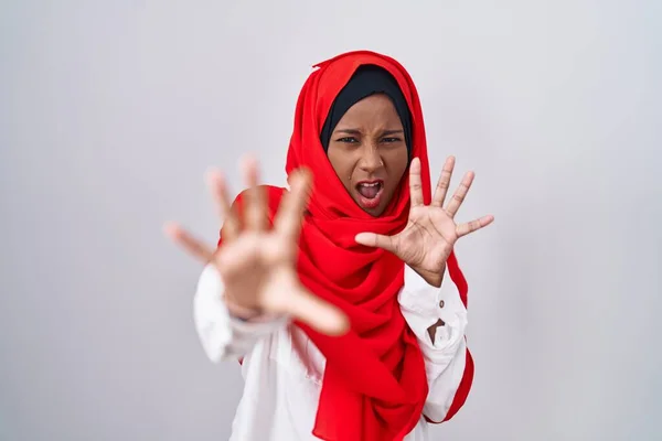 Young Arab Woman Wearing Traditional Islamic Hijab Scarf Afraid Terrified — Stock Photo, Image