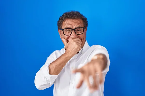 Middle Age Hispanic Man Standing Blue Background Laughing You Pointing — Stock Photo, Image