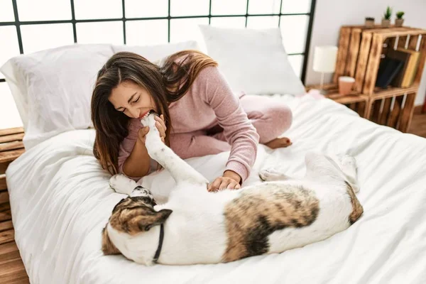 Junge Frau Lächelt Selbstbewusst Und Spielt Mit Hund Schlafzimmer — Stockfoto