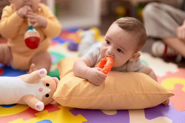 Zwei Kleinkinder Saugen Spielzeug Kindergarten Auf Dem Boden — Stockfoto