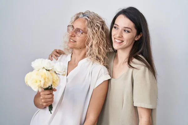 Mother Daughter Holding Bouquet White Flowers Looking Away Side Smile — Stock Photo, Image
