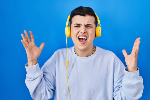 Icke Binär Person Lyssnar Musik Med Hörlurar Firar Galen Och — Stockfoto