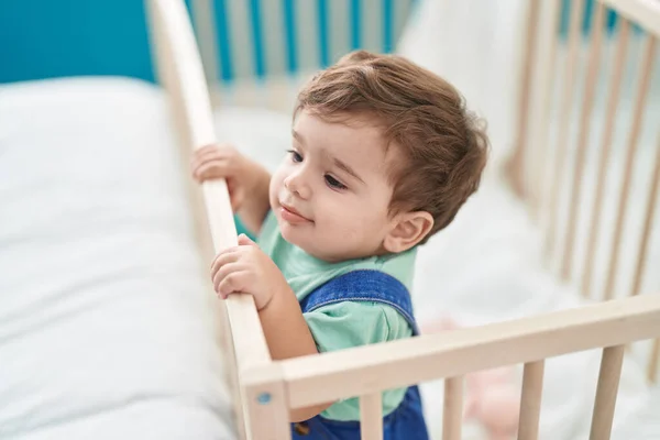 可爱的惊慌失措的幼儿 带着自信的微笑站在床上 — 图库照片
