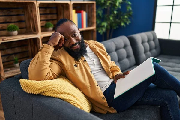 Junger Afrikanisch Amerikanischer Mann Liest Buch Sitzend Auf Sofa Hause — Stockfoto