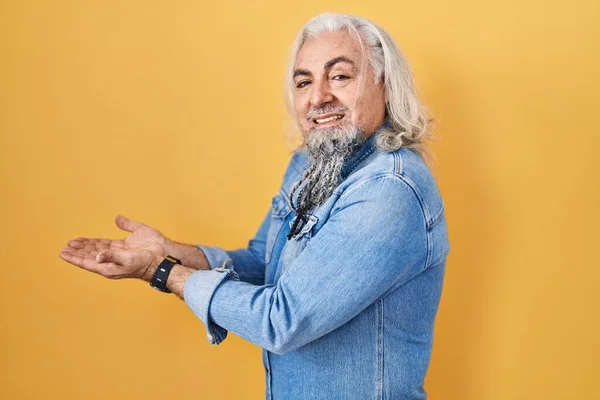 Middle Age Man Grey Hair Standing Yellow Background Pointing Aside — 图库照片