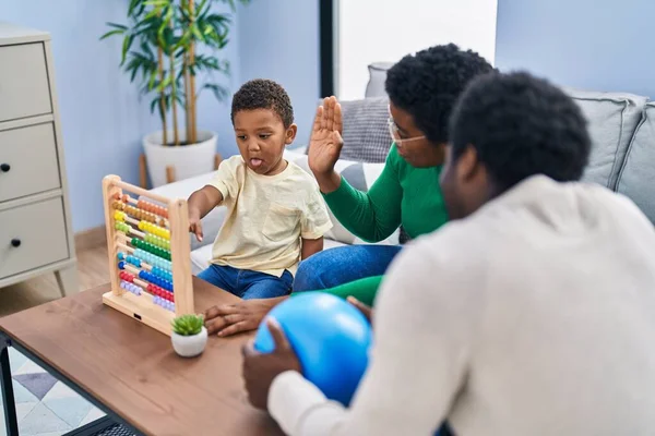 Afrikansk Amerikansk Familj Leker Med Abacus Hemma — Stockfoto