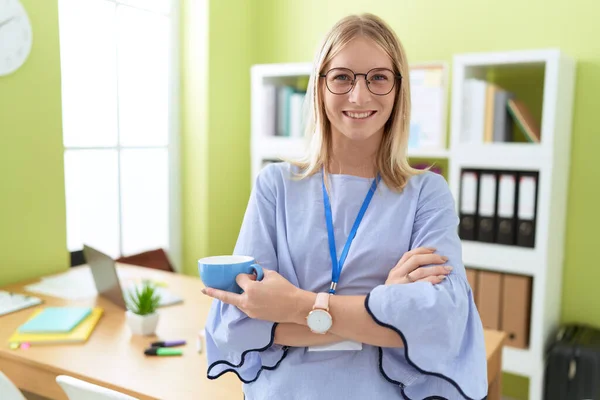 Young Blonde Woman Business Worker Smiling Confident Drinking Coffee Office — ストック写真