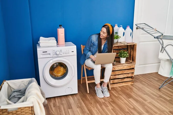 Young Beautiful Hispanic Woman Using Laptop Waiting Washing Machine Laundry — Foto de Stock