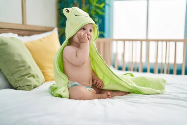Beyaz Bir Bebek Komik Bir Havlu Takıyor Yatak Odasında Parmak — Stok fotoğraf