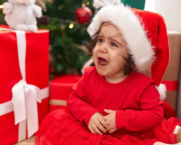Sevimli Spanyol Kız Noel Ağacının Yanında Oturmuş Evde Ağlıyor — Stok fotoğraf