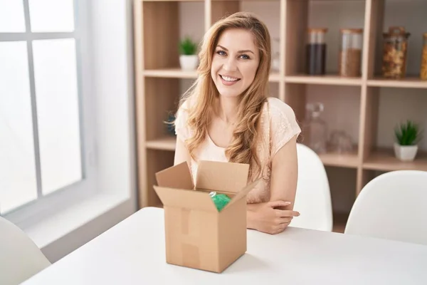 Beautiful Blonde Woman Cardboard Box Happy Face Smiling Crossed Arms — Foto de Stock