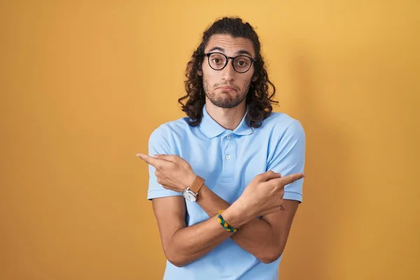 Young Hispanic Man Standing Yellow Background Pointing Both Sides Fingers — Stock Photo, Image