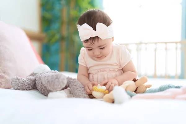 Liebenswertes Kleinkind Spielt Mit Spielzeug Auf Bett Schlafzimmer — Stockfoto