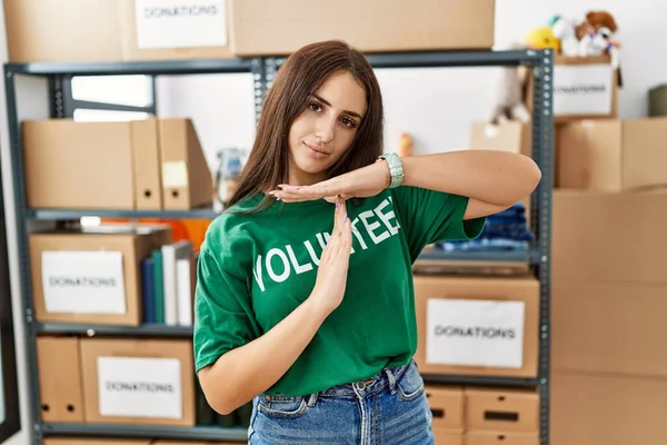 Young Brunette Woman Wearing Volunteer Shirt Donations Stand Doing Time — Stock Photo, Image