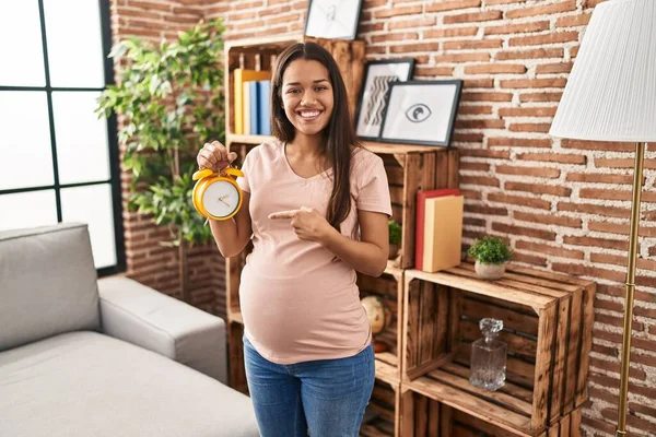 Jonge Zwangere Vrouw Met Wekker Voor Uitgerekende Datum Lachend Gelukkig — Stockfoto
