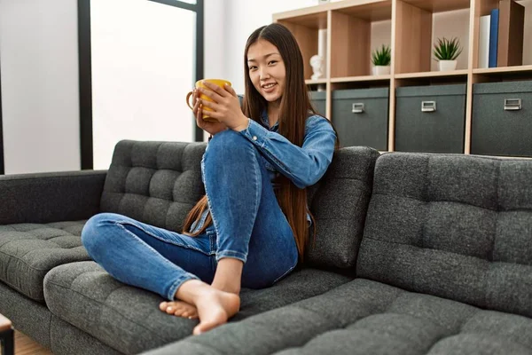Mladý Číňan Dívka Pití Kávy Sedí Pohovce Doma — Stock fotografie