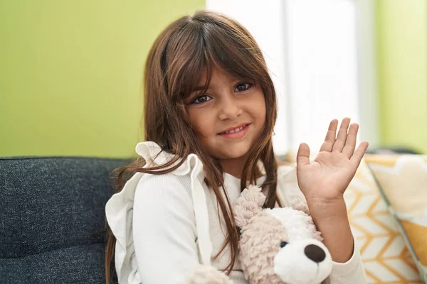 Αξιολάτρευτο Ισπανόφωνο Κορίτσι Λέει Γεια Χέρι Αγκαλιάζει Αρκουδάκι Στο Σπίτι — Φωτογραφία Αρχείου