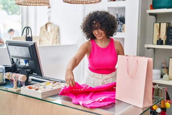 Young Middle Eastern Woman Shop Assistant Smiling Confident Folding Clothes — Stock Photo, Image