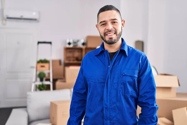 Jonge Latijnse Man Werknemer Glimlachend Zelfverzekerd Staan Een Nieuw Huis — Stockfoto