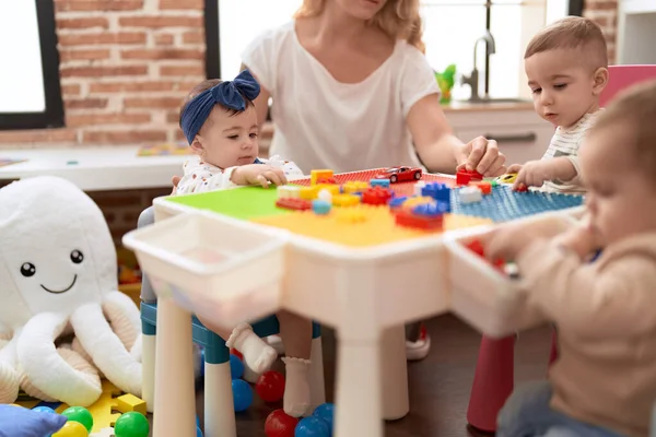 Kleinkindgruppe Spielt Kindergarten Mit Bauklötzen Tisch — Stockfoto