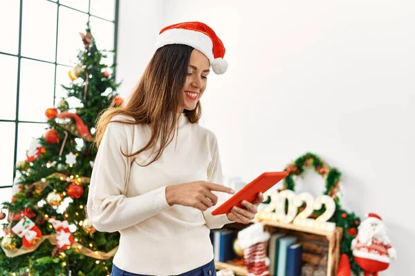 Hispanische Frau Mittleren Alters Benutzt Touchpad Das Hause Weihnachtsbaum Steht — Stockfoto