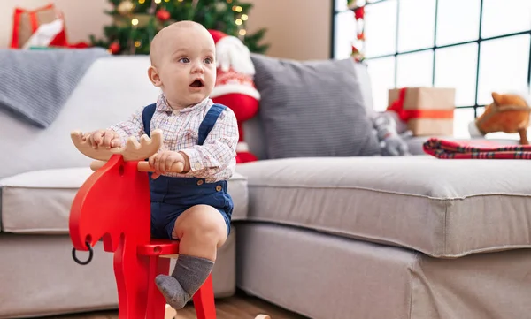 Rozkošný Kavkazský Dítě Hrát Soby Houpání Vánočního Stromku Doma — Stock fotografie