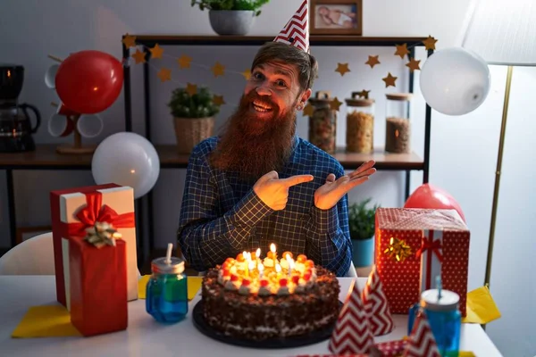 白种人留着长胡子庆祝生日 手里拿着大大的巧克力蛋糕 一边手牵着手 一边指指点点 一边对着摄像机笑着 — 图库照片