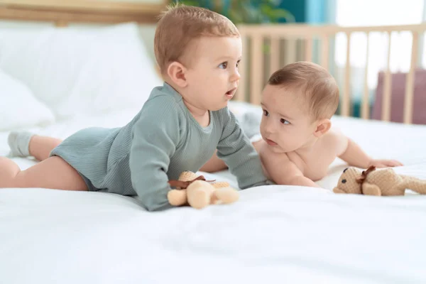 Två Småbarn Som Ligger Sängen Och Leker Med Nalle Sovrummet — Stockfoto