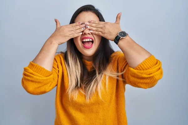 Mulher Hispânica Jovem Sobre Fundo Isolado Cobrindo Olhos Com Mãos — Fotografia de Stock